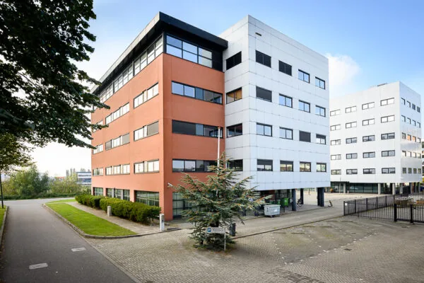 Kantoorgebouwen aan de Karel Doormanweg met rode en witte gevels op een zonnige dag.